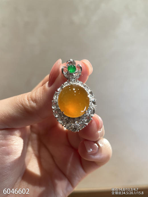 6046602，黄翡蛋面吊坠。具体价格微信咨询 商品图1