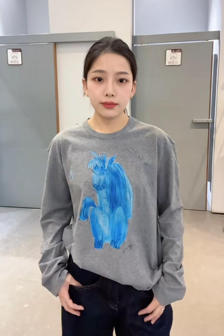 生肖小马长袖T恤 克莱因蓝小马印花 清新可爱 手绘艺术感 + 工艺细节设计感 袖口微收设计 干净利落 H 型廓形 全身材适配 商品图4