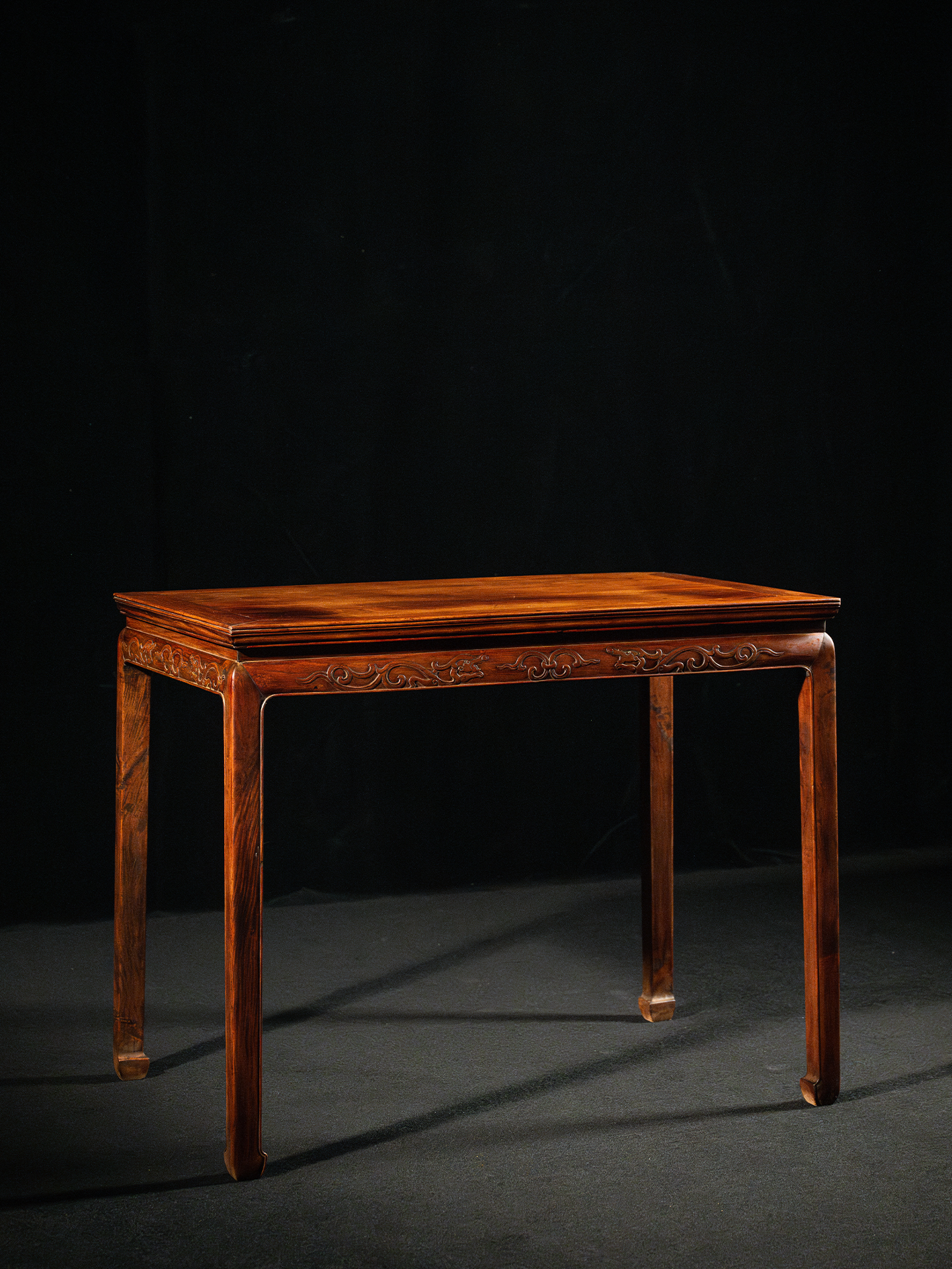 清	黄花梨束腰马蹄腿螭龙纹画桌