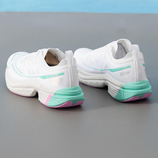 特步 一体成型3.0系列 女款 跑步鞋 商品图4