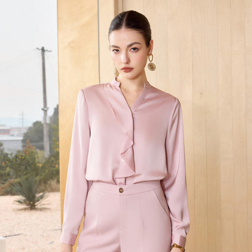 IWY/优雅通勤风粉色缎面长袖衬衫女V领荷叶边职场高级感上衣B523 商品图1