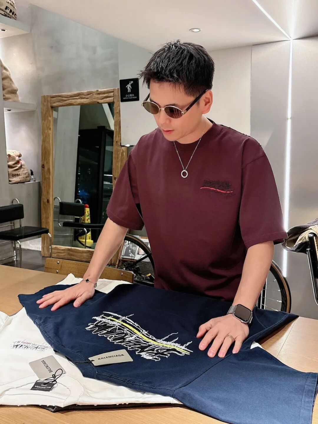 巴黎家情侣款字母logo刺绣做旧破洞短袖T恤