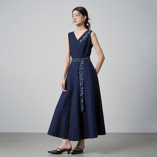 【林栖设计小店】手工钩花|纯棉配蓝印花布腰带2026夏新款无袖绣花连衣裙1962009 商品图0
