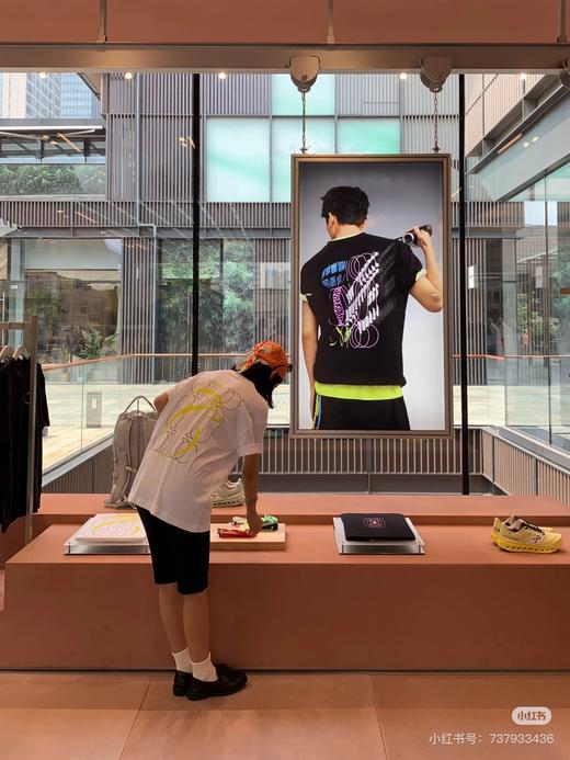 一店d 𝐎𝐧 𝐆𝐫𝐚𝐩𝐡𝐢𝐜两大系列情侣短袖 面料舒适体感轻盈 跑步爱好者们Z爱的本命神tee 商品图0