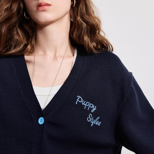 初语软糯包芯纱针织衫女2026新款V领立体字母刺绣开衫上衣 商品图3