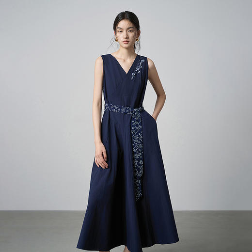 【林栖设计小店】手工钩花|纯棉配蓝印花布腰带2026夏新款无袖绣花连衣裙1962009 商品图1