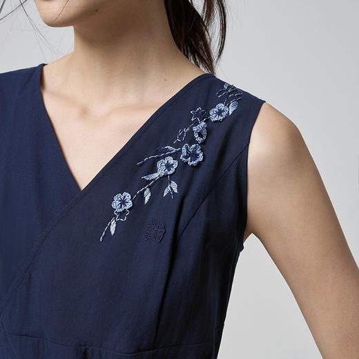 【林栖设计小店】手工钩花|纯棉配蓝印花布腰带2026夏新款无袖绣花连衣裙1962009 商品图2