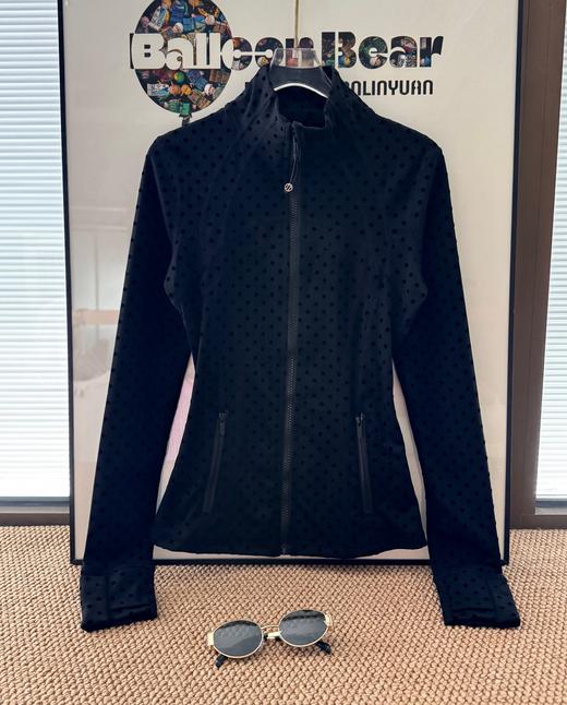 点此购买 Lululemon露露春秋季面料植绒波点女士运动夹克常规款外套 ggd 341567 商品图9