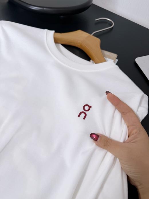 点此购买 On昂跑春秋季男女款马年限定长袖T恤 bk 341499 商品图7