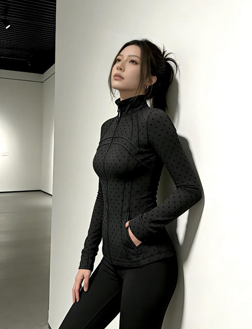 点此购买 Lululemon露露春秋季面料植绒波点女士运动夹克常规款外套 ggd 341567 商品图6