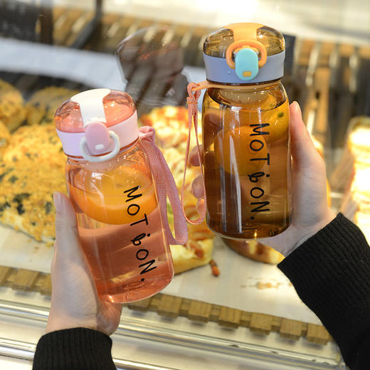 【茶隔设计❗轻松分离果茶】夏季户外运动吸管水杯便携提绳塑料锁扣杯学生成人弹跳盖。rh 商品图1