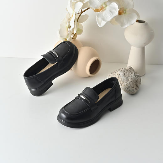 经典鲨2026年春季专柜新品牛皮革黑色圆头舒适浅口乐福鞋女KW233-617011 商品图1