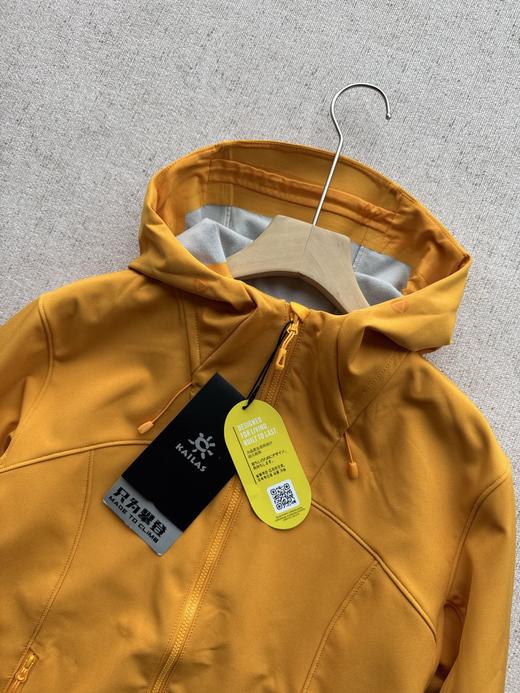 点此购买 凯乐石M8IC-MAX女士防风防泼水保暖户外登山连帽软壳外套 kad 341467 商品图6