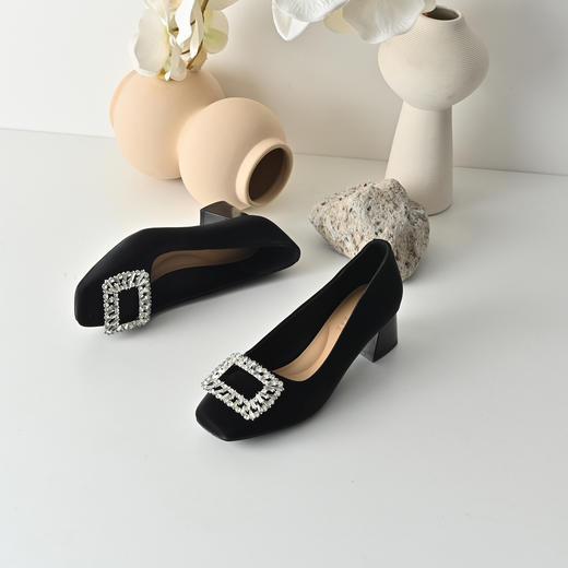 经典鲨2026年春专柜新品时尚方头黑色中粗跟气质水钻单鞋女KW127-617021 商品图3