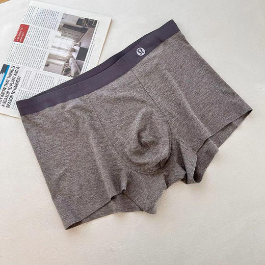 外贸原单正品露露礼盒装高档磨毛桑蚕丝露露——男士内裤

一盒3条装
颜色，蓝灰色，咖色，浅灰色
尺码L-4XL
(贴身衣物开盒后无质量问题不退换) 商品图6