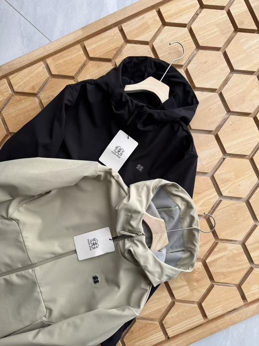 点此购买 可隆春秋季男女款防泼水户外休闲防风徒步外套 LL 341480 商品图6