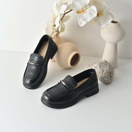 经典鲨2026年春季专柜新品牛皮革黑色圆头舒适浅口乐福鞋女KW233-617011 商品图2