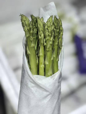 头茬嫩芦笋    产地：崇明
规格：一把/250g
笋满分💯头茬青芦笋🌱
无需去根｜25cm黄金可食段！
应季～“蔬菜之wang”