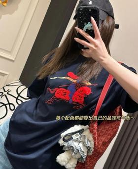 Bur 2026早春 新禧贺岁限定系列刺绣战马红色骑士，男女立体绒毛纯棉短袖T恤