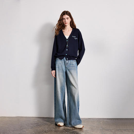 初语软糯包芯纱针织衫女2026新款V领立体字母刺绣开衫上衣 商品图4