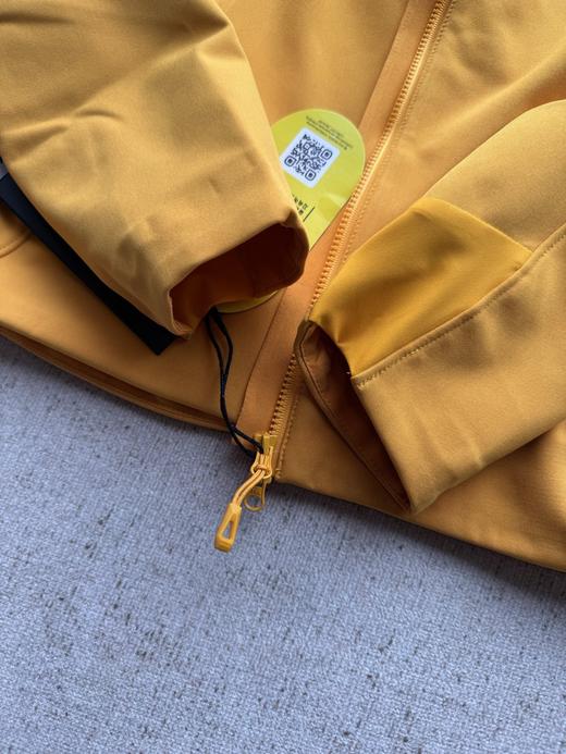 点此购买 凯乐石M8IC-MAX女士防风防泼水保暖户外登山连帽软壳外套 kad 341467 商品图14