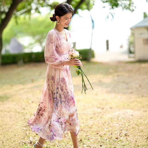 「预售」)「自」全新升级【铂金会员661/天猫899/差价238】(02638)洛诗琳气质真丝印花连衣裙2026春季新款优雅显瘦V领蚕丝裙 商品图2