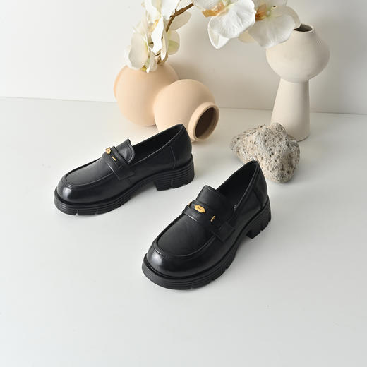 经典鲨2026年春专柜新品羊皮革百搭黑色一脚蹬通勤乐福鞋女KW57-617031 商品图1