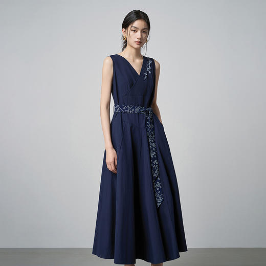 【林栖设计小店】手工钩花|纯棉配蓝印花布腰带2026夏新款无袖绣花连衣裙1962009 商品图3