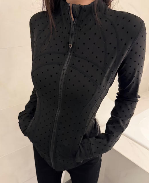 点此购买 Lululemon露露春秋季面料植绒波点女士运动夹克常规款外套 ggd 341567 商品图7
