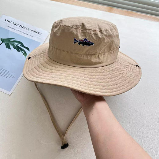 原单正品巴塔渔夫帽！代购200➕，六色可选

颜色：黑色，灰色，米白，驼色，卡其，军绿

尺寸：帽檐8公分，头围56一59

代购200➕ 商品图10