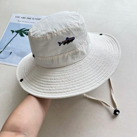 原单正品巴塔渔夫帽！代购200➕，六色可选

颜色：黑色，灰色，米白，驼色，卡其，军绿

尺寸：帽檐8公分，头围56一59

代购200➕ 商品图8