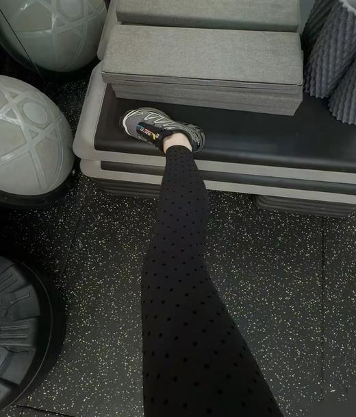 点此购买 Lululemon露露春秋季女士运动高腰臀标紧身植绒波点裤 ggd 341562 商品图2