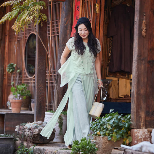 【林栖设计小店】拥花入怀|百搭多色优雅盘绳绣2026夏新款真丝衫两件套1962153 商品图4