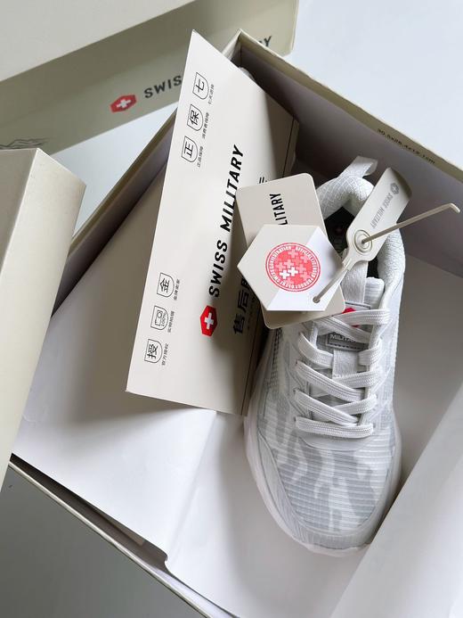 品牌尾单情侣款运动鞋  超级加码的重工技术 轻量化多维网面防溅水➕双密度复合鞋底 商品图4