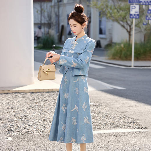 2026春季新款新中式蓝色花卉套装女立领盘扣气质减龄中长裙两件套YQH6111 商品图3