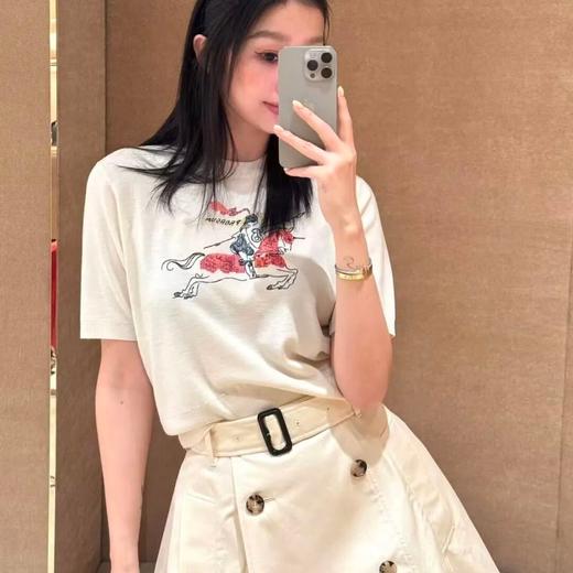  巴B莉2026马年限定款 马赛克码术骑士标短袖 商品图0