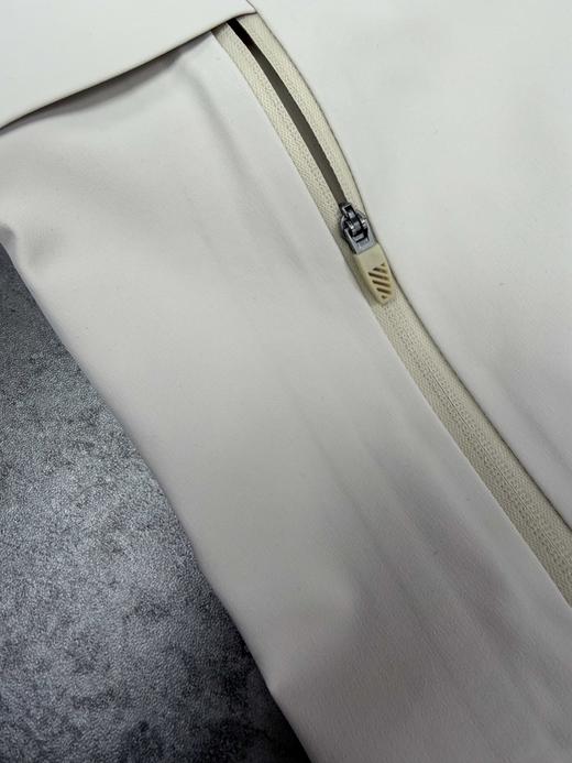 点此购买 可隆风脊石墨烯男女款防泼水防风软壳夹克外套 ss 341532 商品图13