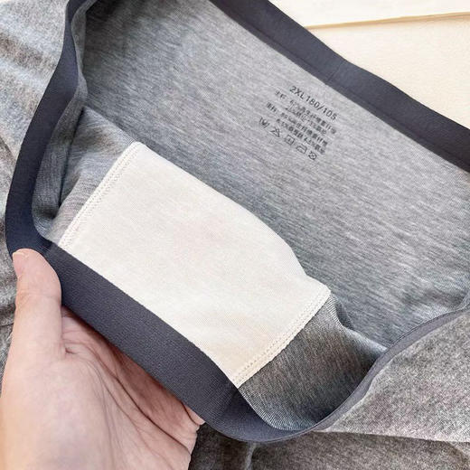 外贸原单正品露露礼盒装高档磨毛桑蚕丝露露——男士内裤

一盒3条装
颜色，蓝灰色，咖色，浅灰色
尺码L-4XL
(贴身衣物开盒后无质量问题不退换) 商品图7