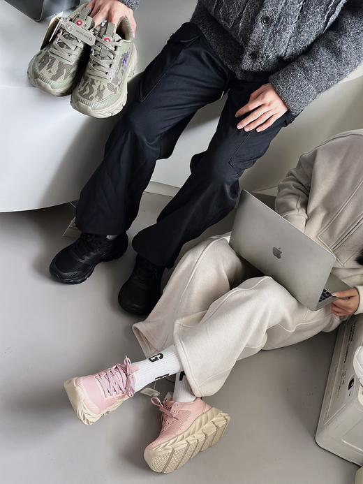 品牌尾单情侣款运动鞋  超级加码的重工技术 轻量化多维网面防溅水➕双密度复合鞋底 商品图2