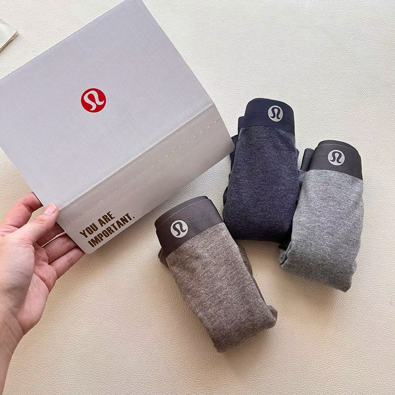 外贸原单正品露露礼盒装高档磨毛桑蚕丝露露——男士内裤

一盒3条装
颜色，蓝灰色，咖色，浅灰色
尺码L-4XL
(贴身衣物开盒后无质量问题不退换)