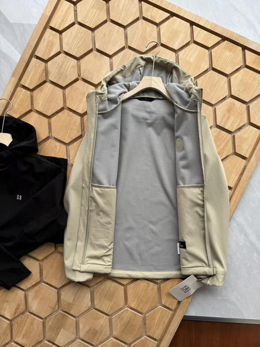 点此购买 可隆春秋季男女款防泼水户外休闲防风徒步外套 LL 341480 商品图9