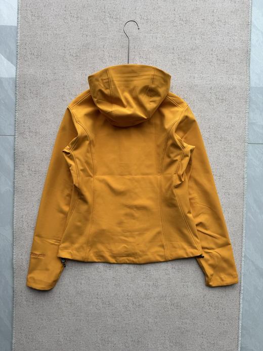 点此购买 凯乐石M8IC-MAX女士防风防泼水保暖户外登山连帽软壳外套 kad 341467 商品图3