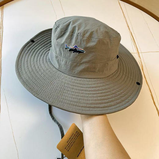 原单正品巴塔渔夫帽！代购200➕，六色可选

颜色：黑色，灰色，米白，驼色，卡其，军绿

尺寸：帽檐8公分，头围56一59

代购200➕ 商品图9