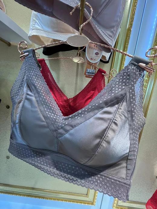 商场在售~‌【贵妇峰度内衣】内“芯”添加了蚕丝蛋白纤维的内衣，软到心里，四排扣强收副乳，稳定性增强WD 商品图3