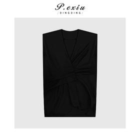 03-2潘依绣丁丁宠粉高级感重工压皱V领无袖上衣Q6542