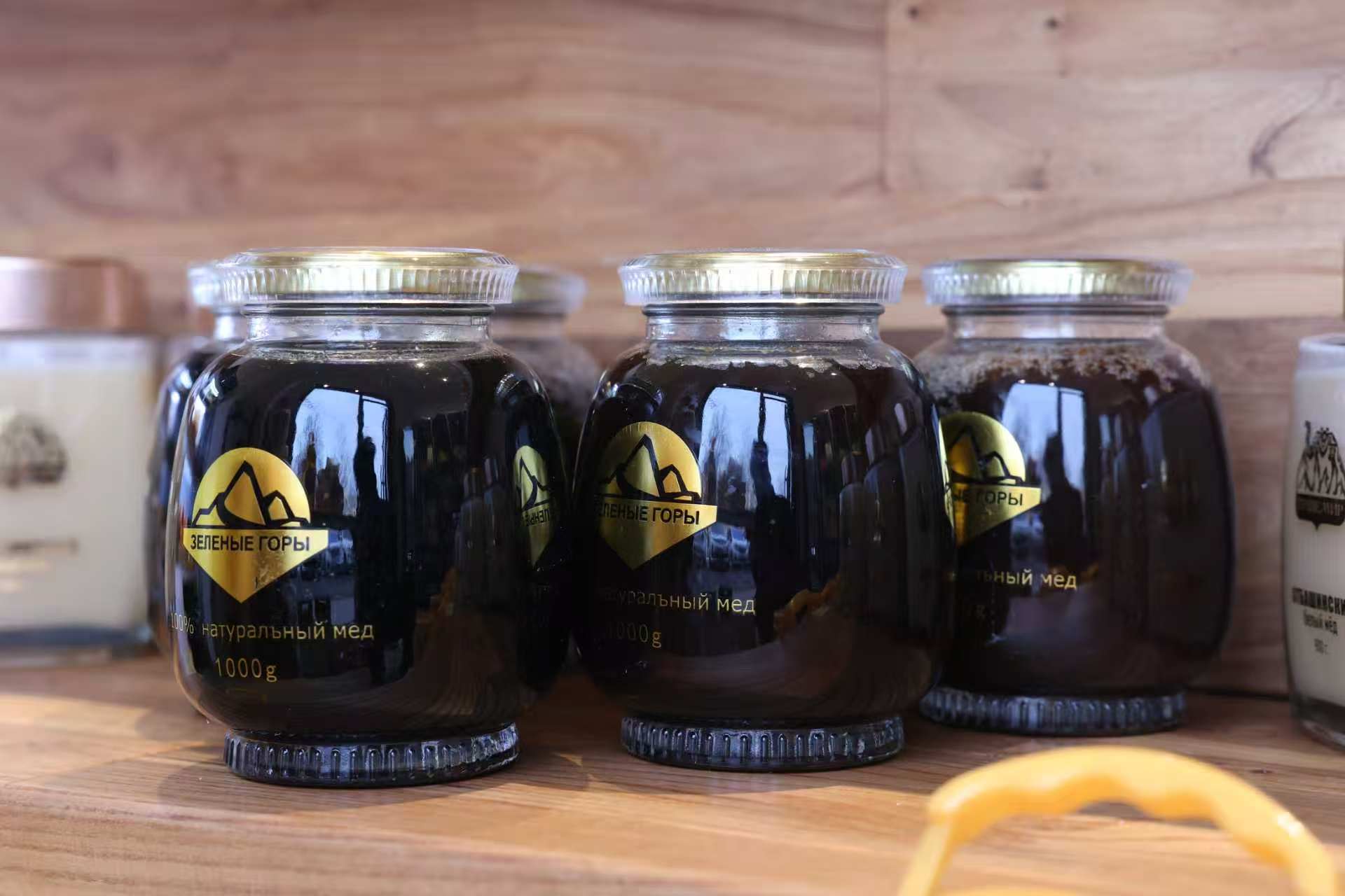 吉尔吉斯坦黑蜂蜜