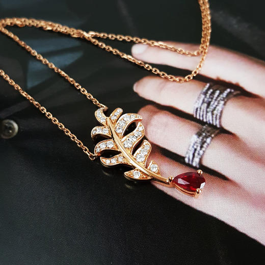 【天然正品】AU750玫瑰金镶钻镶天然羽毛造型鸽血红0.50克拉红宝石吊坠项链 45CM（长度可调节）280226NJT24 商品图3