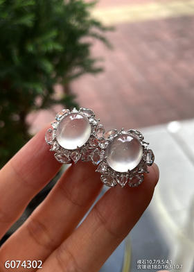 6074302，蛋面耳钉。具体价格微信咨询