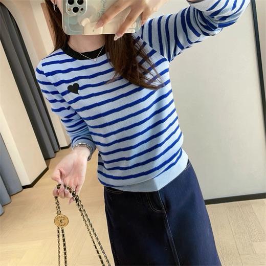 二店y 【9342】显白蔚蓝~撞色条纹爱心刺绣舒适针织衫上衣 商品图4