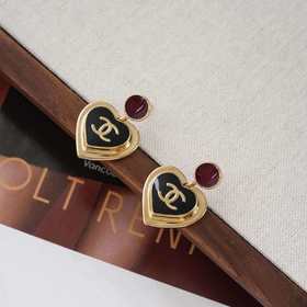 【女神节专享福利】香奈儿 26p  限定款红黑撞色珐琅爱心耳钉